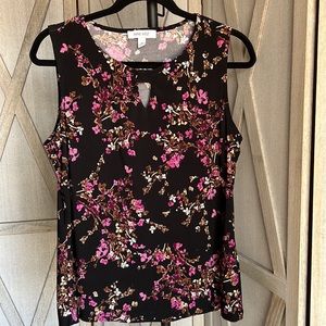Nine West, round neck, sleeveless floral top/blouse. Black/purple, Sz M